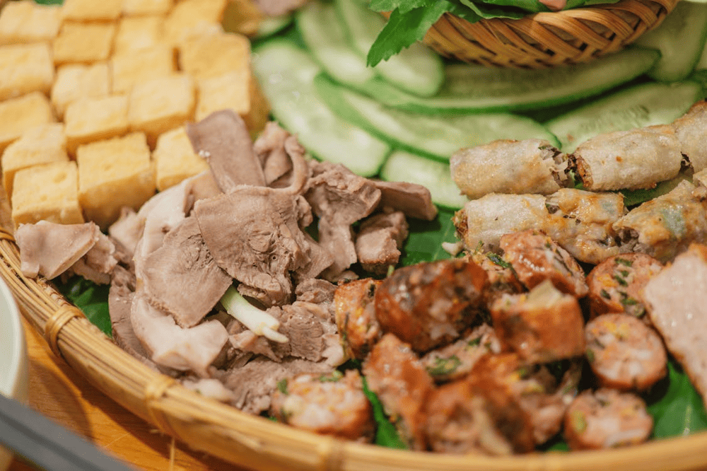 Bun dau mam tom stalls, with their plastic seats and bamboo trays, serve as a perfect representation of the casual spirit of Vietnamese street food culture (Source: Pexels)